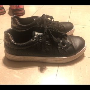 Basic black & white sneakers